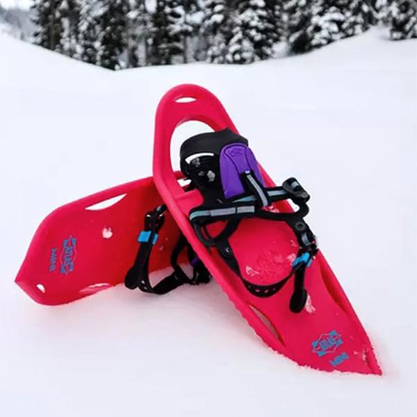 Atlas Mini snowshoes coral in the snow 